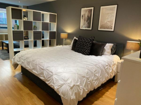 City Centre Modern Studio Apartment - Westone FREE WIFI, GYM ACCESS, NETFLIX